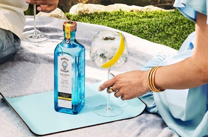 BOMBAY SAPPHIRE PREMIER CRU MURCIAN LEMON GIN butelka na stole